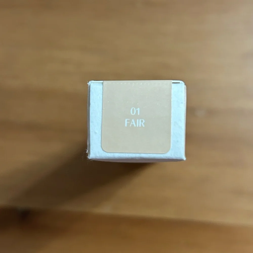 Huda Beauty GloWish Bright Light Hydrating Sheer Vegan Concealer 01 fair